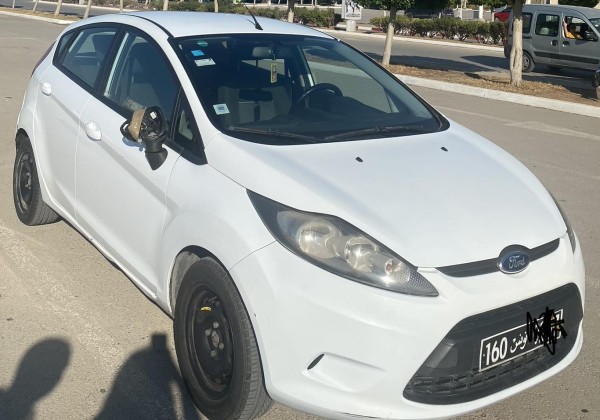 Ford fiesta blanche  Année 2012 août  Kilomètres 216000 - Image de l'annonce