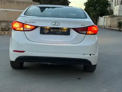 Hyundai ELANTRA Essence 2015