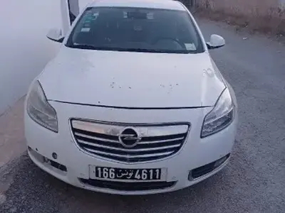 Opel Insignia Essence 2013
