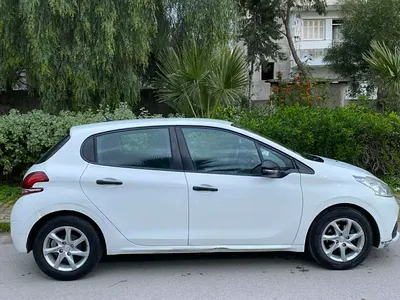 Peugeot 208 - Photo 2