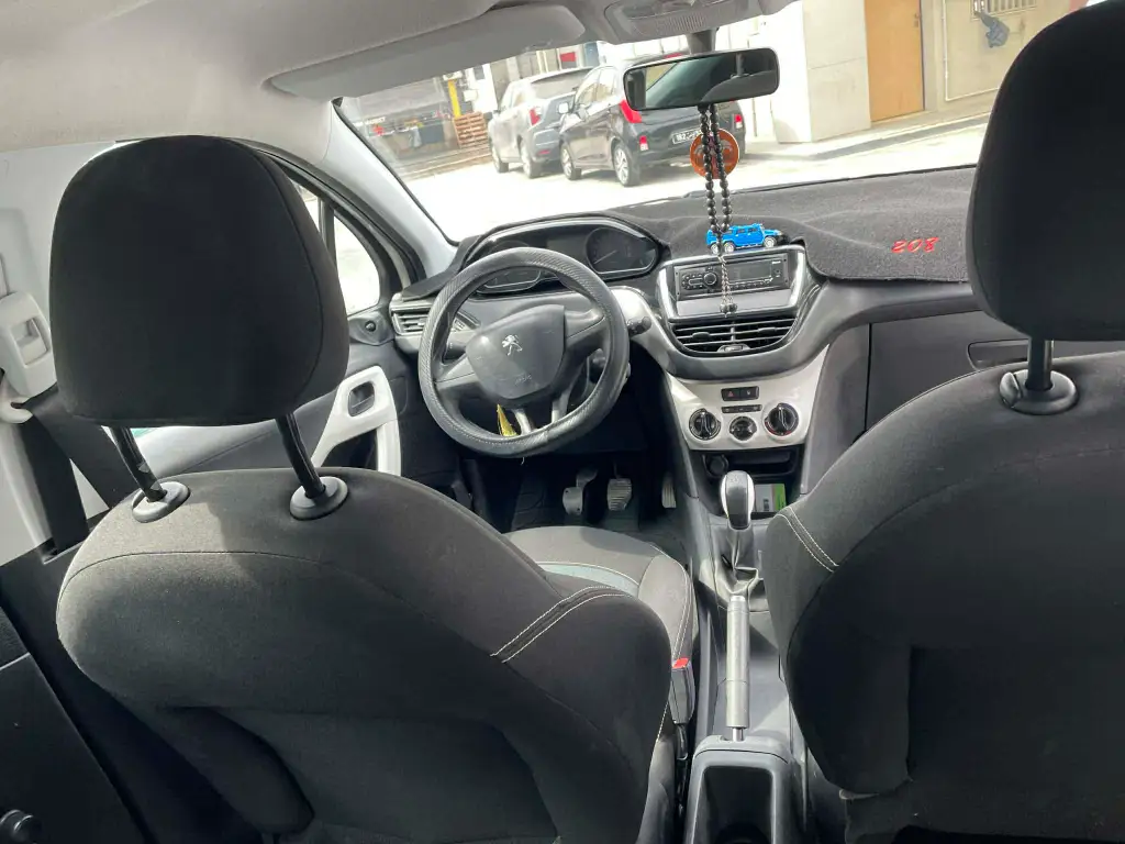 Peugeot 208 - Photo 2