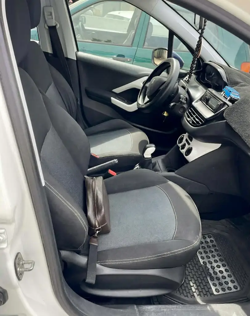 Peugeot 208 - Photo 4