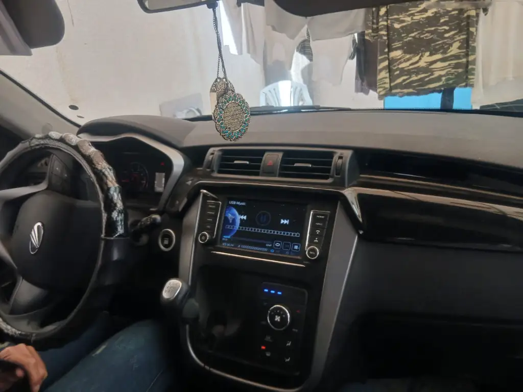 Mahindra KUV 100 - Photo 5