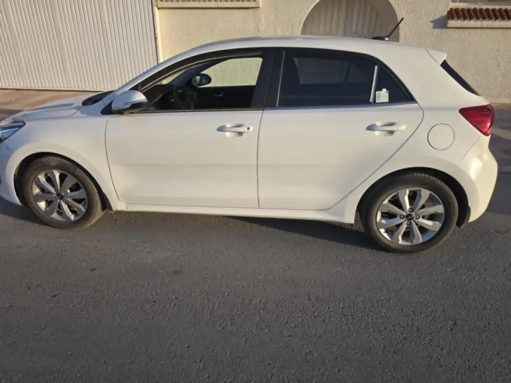 Kia RIO - Photo 3