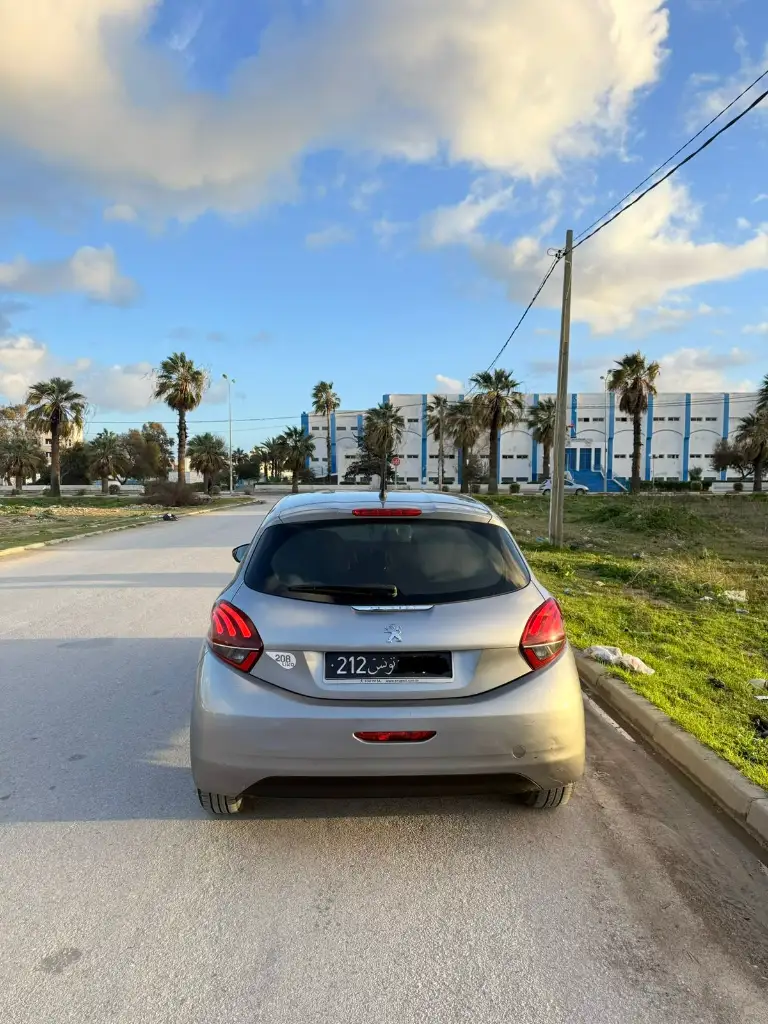 Peugeot 208 - Photo 2