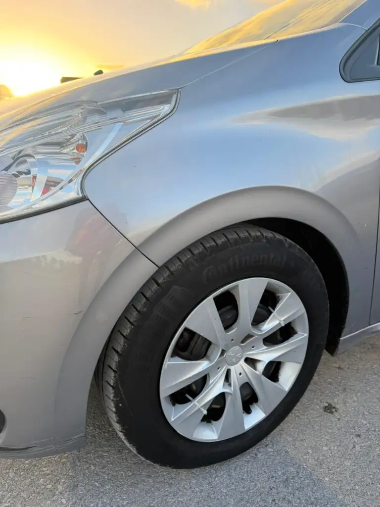 Peugeot 208 - Photo 3