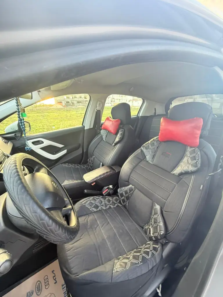 Peugeot 208 - Photo 6