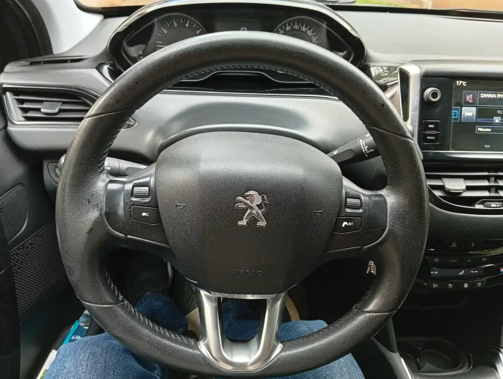 Peugeot 208 - Photo 6
