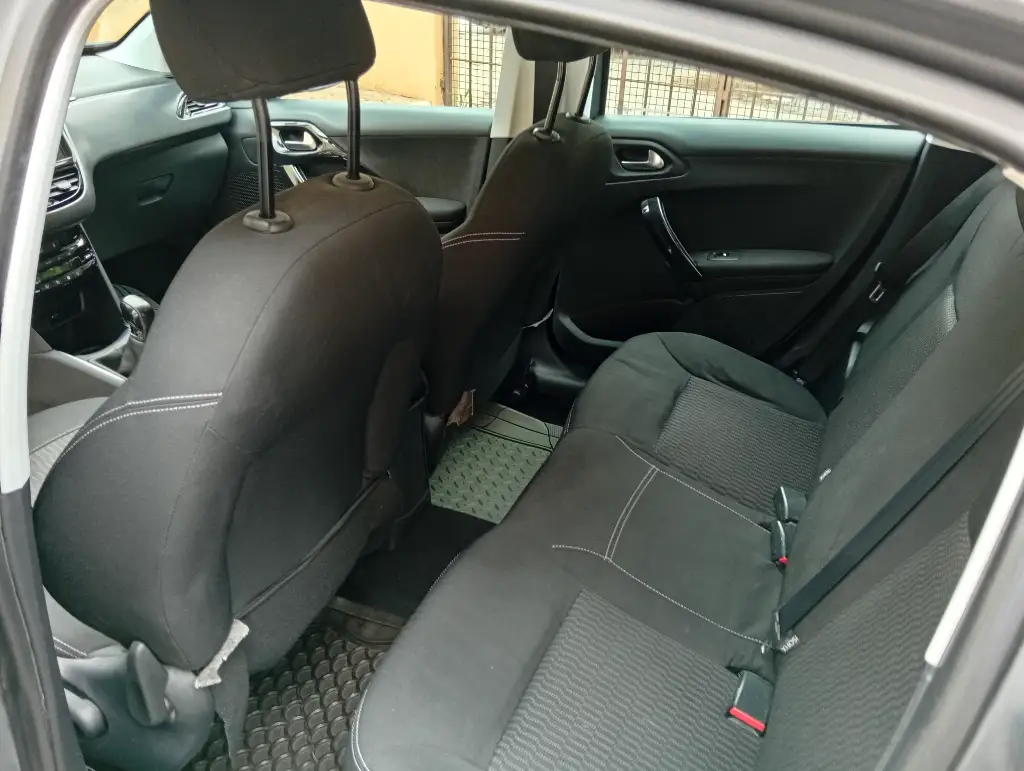 Peugeot 208 - Photo 3