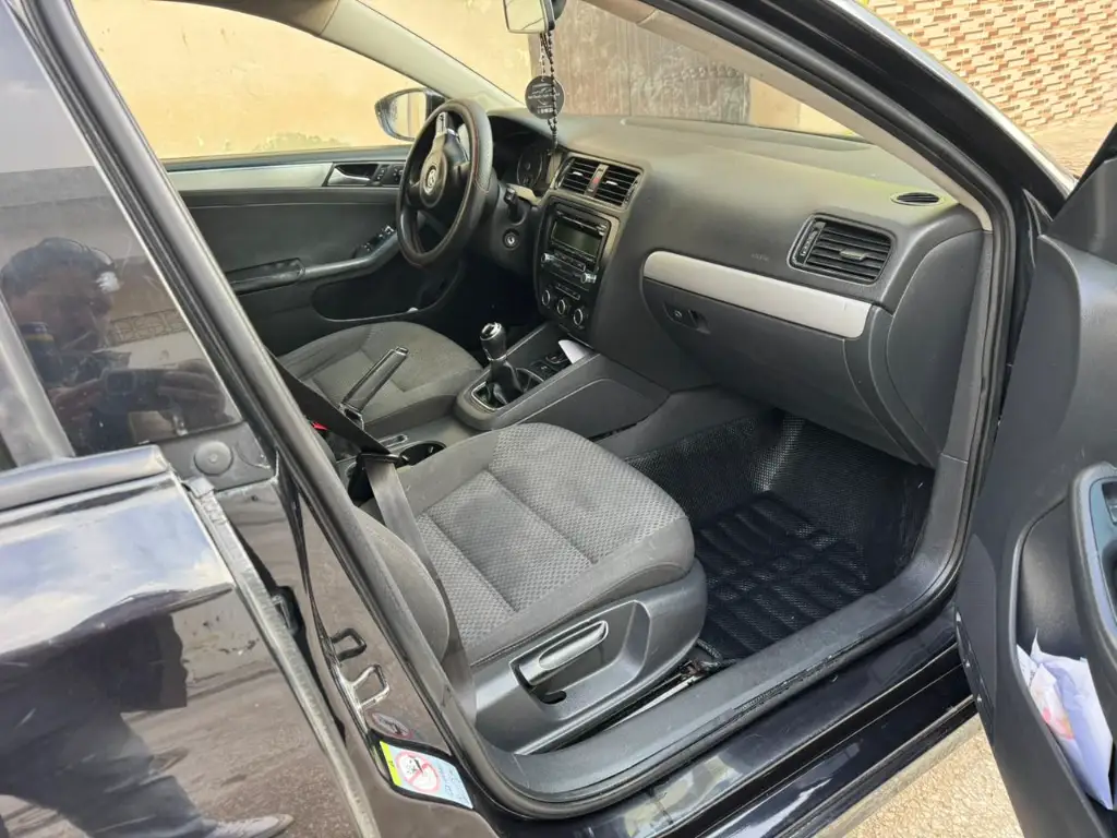 Volkswagen Jetta - Photo 8