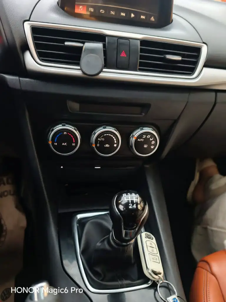 Mazda MAZDA3 - Photo 10