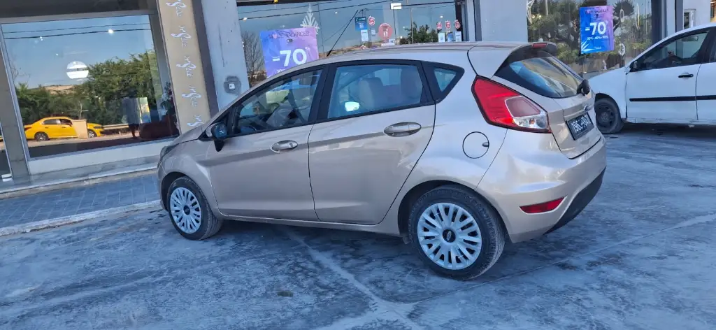 Ford FIESTA - Photo 2