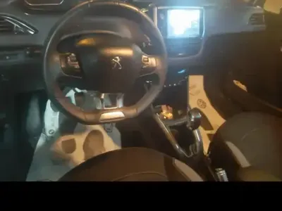 Peugeot 208 - Photo 2