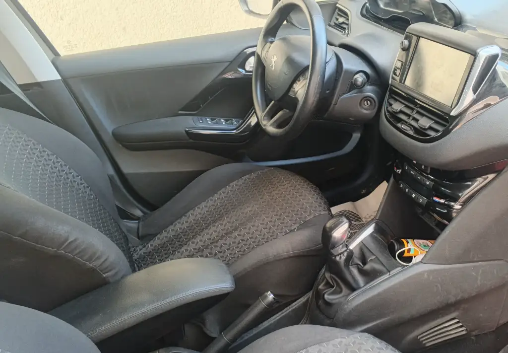 Peugeot 208 - Photo 6