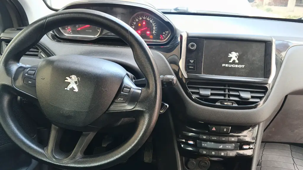 Peugeot 208 - Photo 8