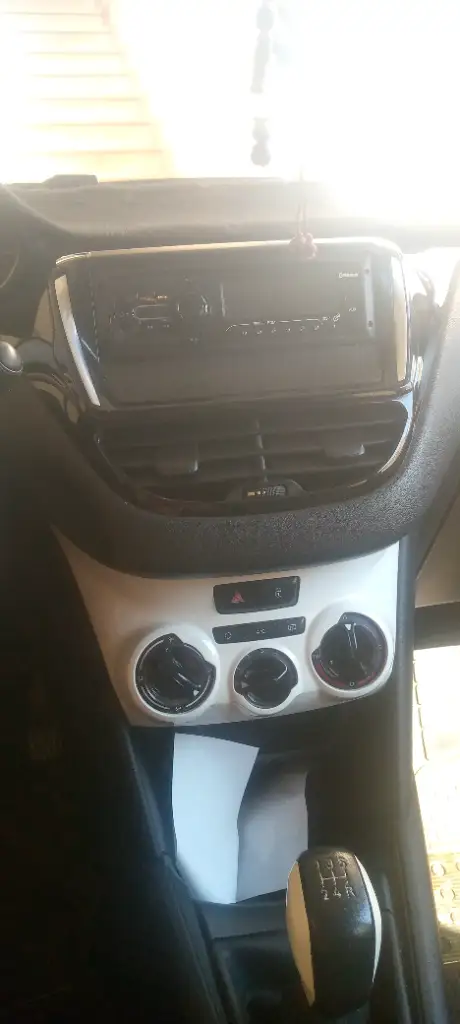 Peugeot 208 - Photo 2
