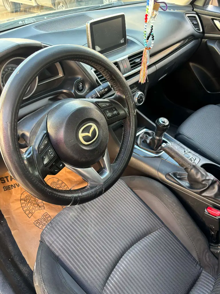 Mazda MAZDA3 - Photo 2