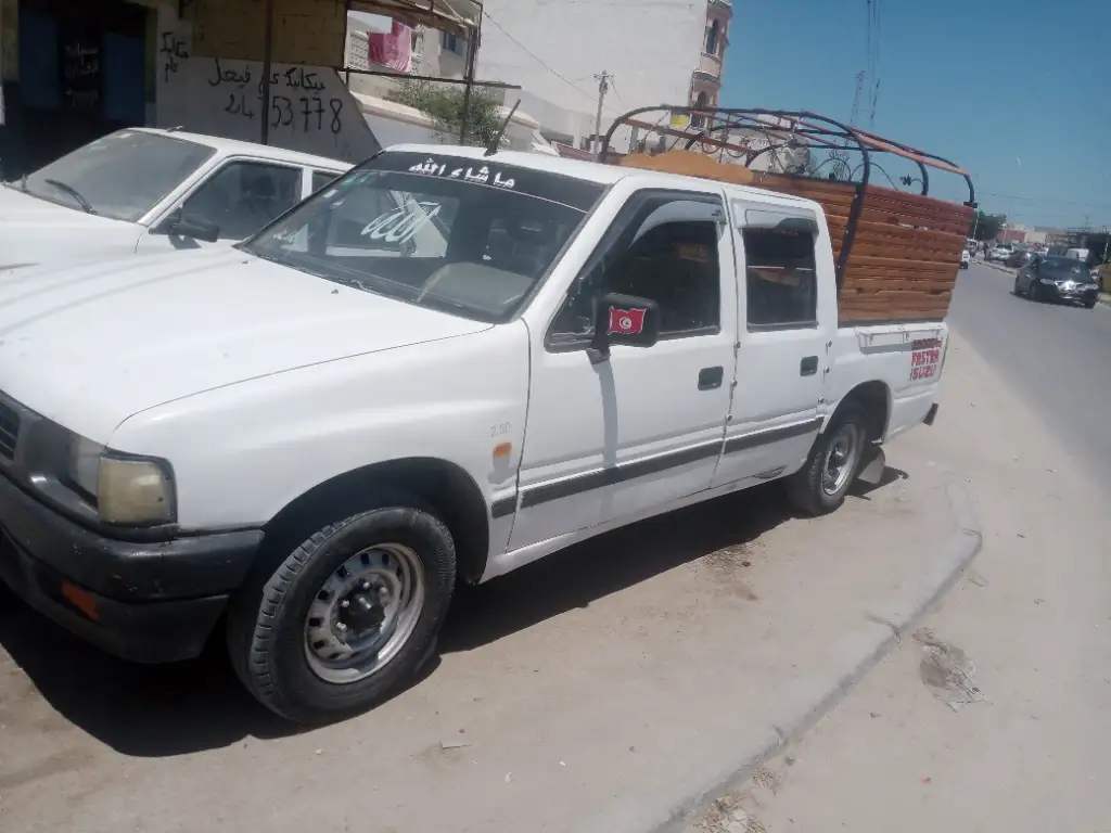 Isuzu AUTRE - Photo 2