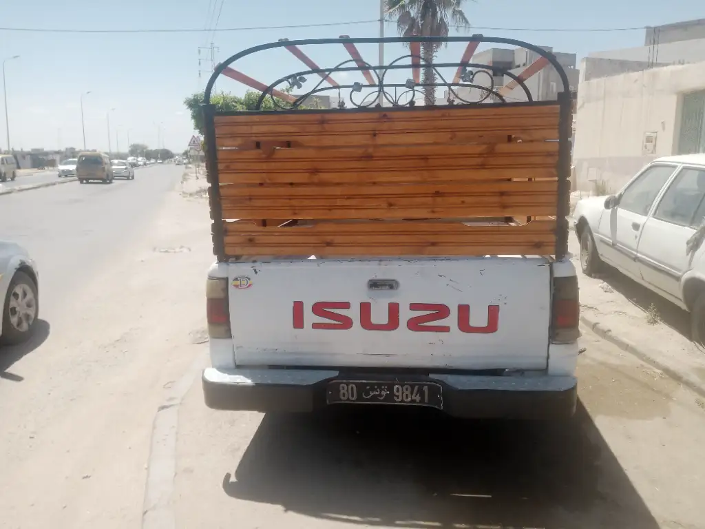 Isuzu AUTRE - Photo 3