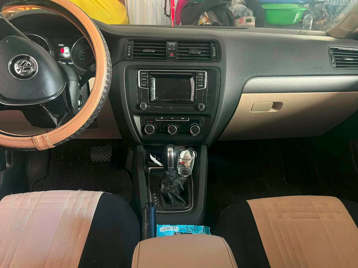 Volkswagen Jetta - Photo 2