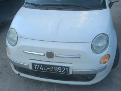 une belle fiat 500 couleur blanche 