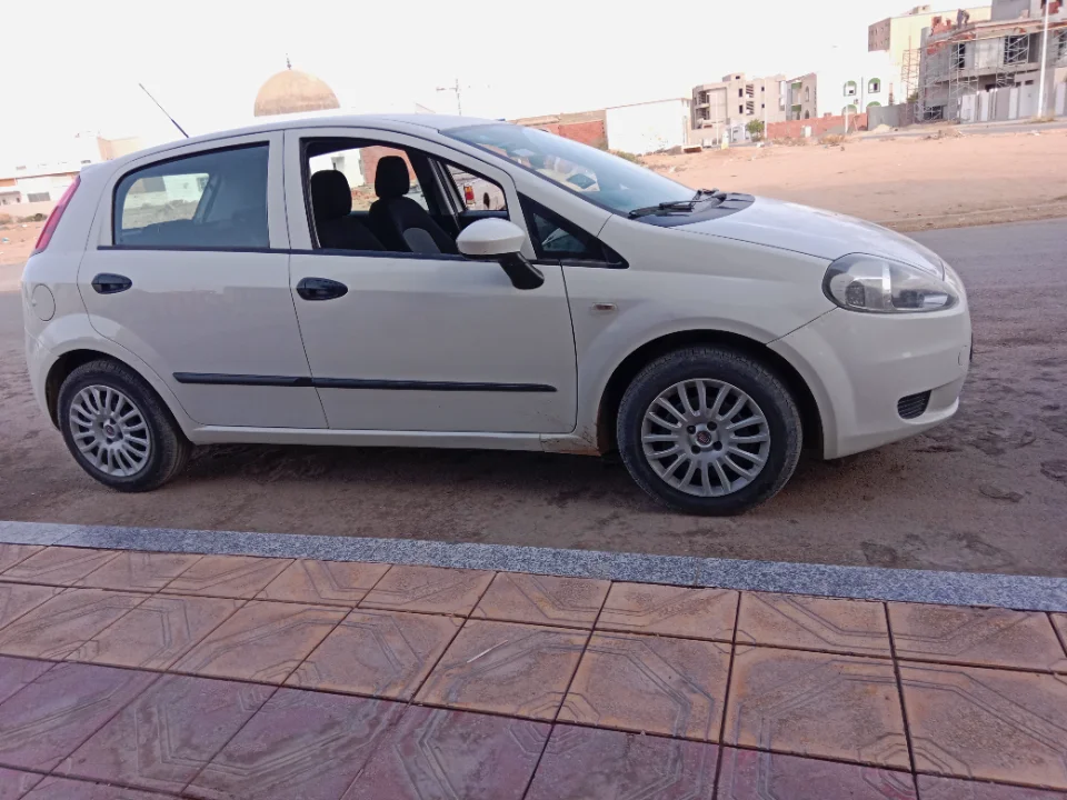 Fiat GRANDE PUNTO - Photo 2