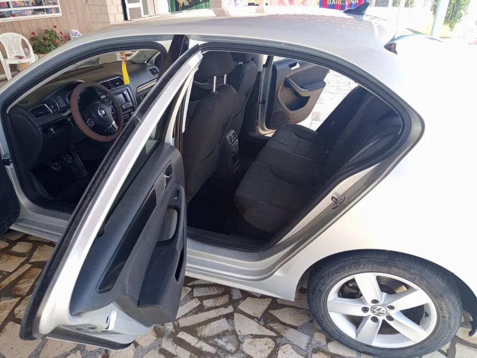 Volkswagen Jetta - Photo 8