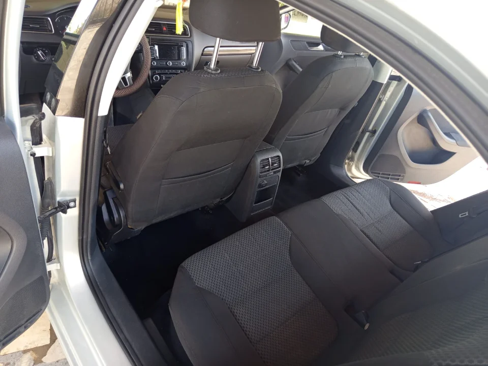 Volkswagen Jetta - Photo 6