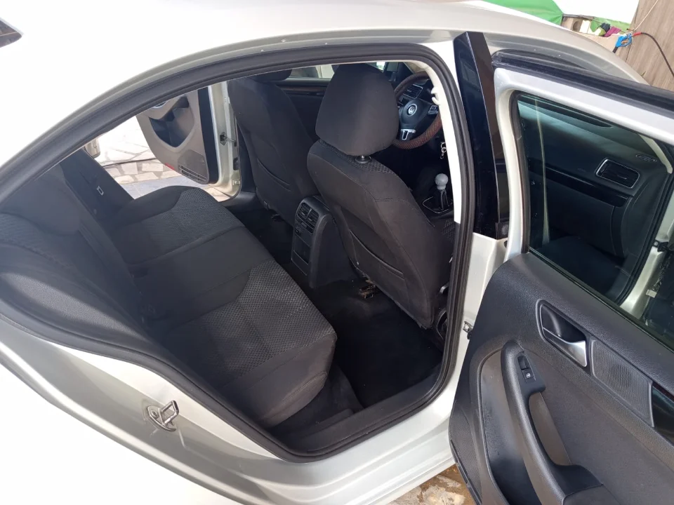 Volkswagen Jetta - Photo 2