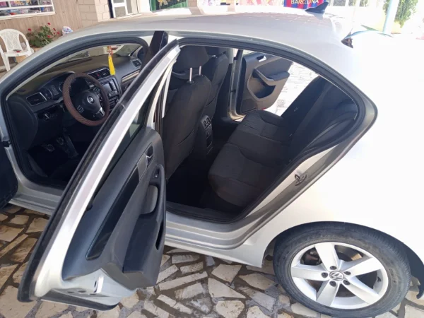Volkswagen Jetta - Photo 8