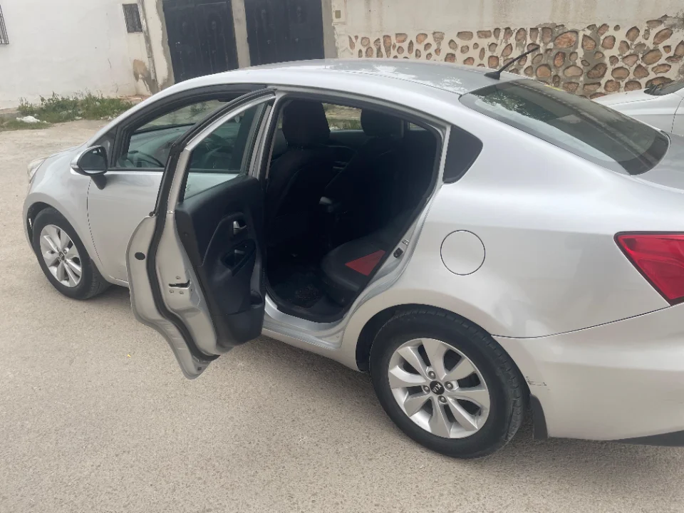 Kia RIO - Photo 4