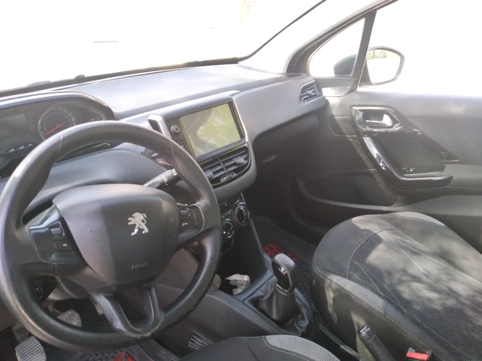 Peugeot 208 - Photo 8