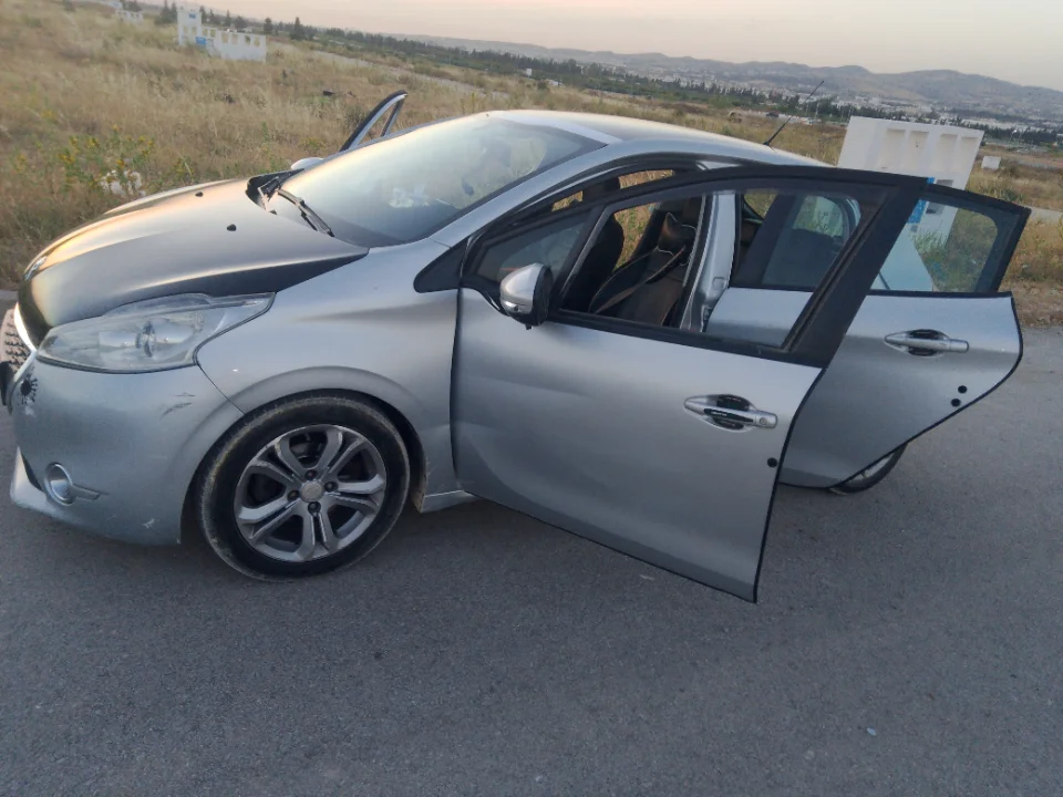 Peugeot 208 - Photo 3