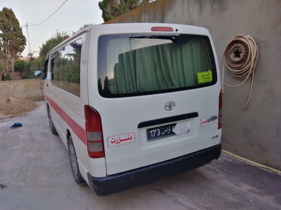 Toyota Hiace - Photo 2