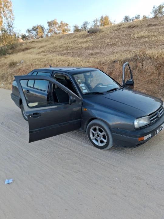 Volkswagen Jetta - Photo 2