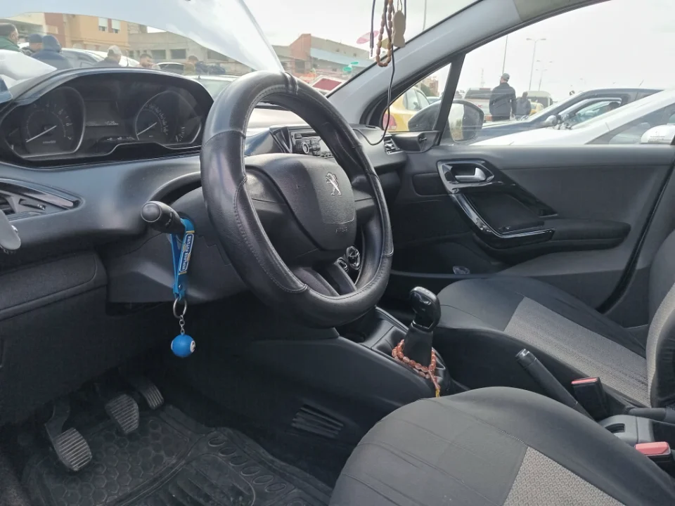Peugeot 208 - Photo 6