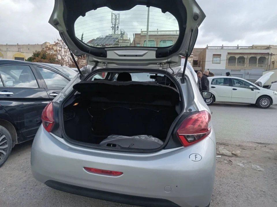 Peugeot 208 - Photo 4