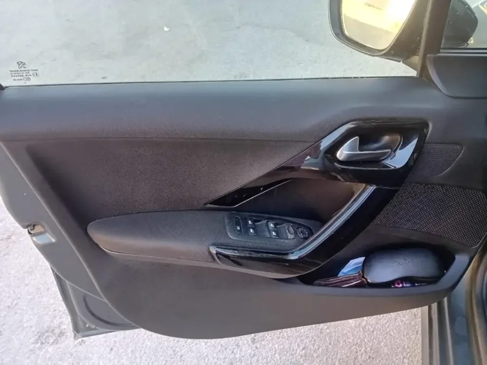 Peugeot 208 - Photo 3