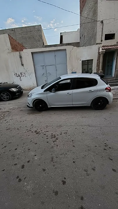Peugeot 208 - Photo 2