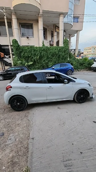 Peugeot 208 - Photo 3