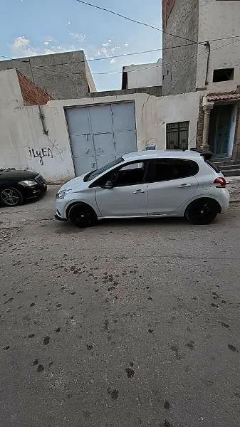 Peugeot 208 - Photo 2