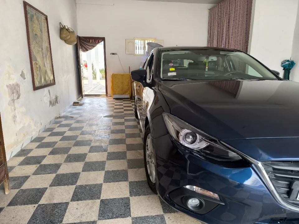 Mazda Mazda3 Fastback - Photo 2