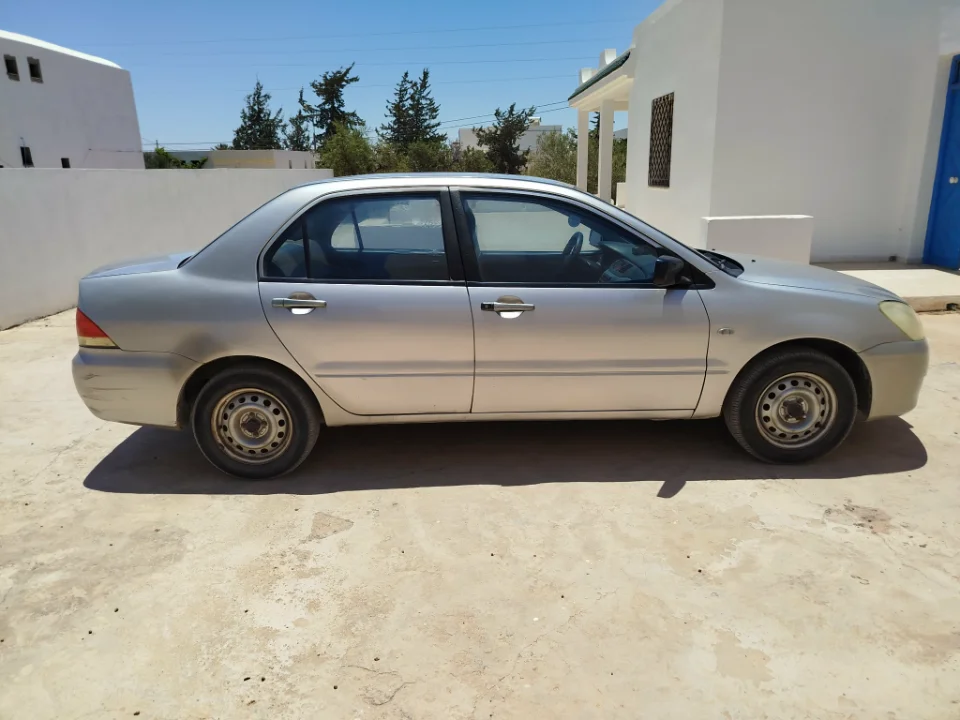Mitsubishi Lancer - Photo 4
