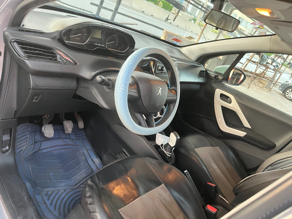 Peugeot 208 - Photo 2