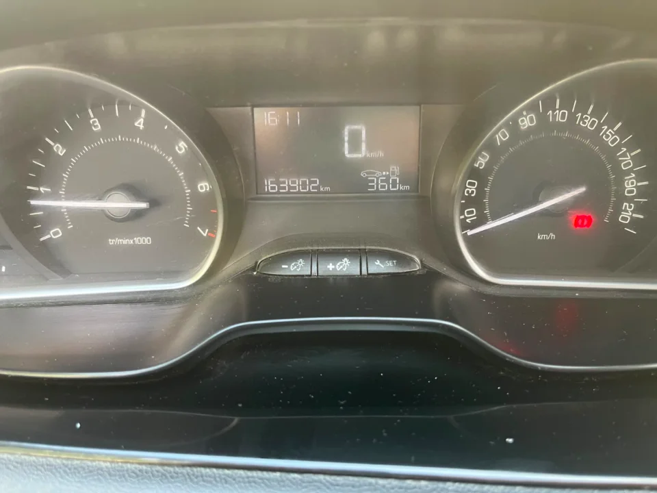 Peugeot 208 - Photo 2
