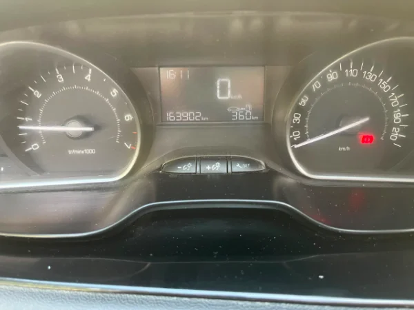 Peugeot 208 - Photo 2