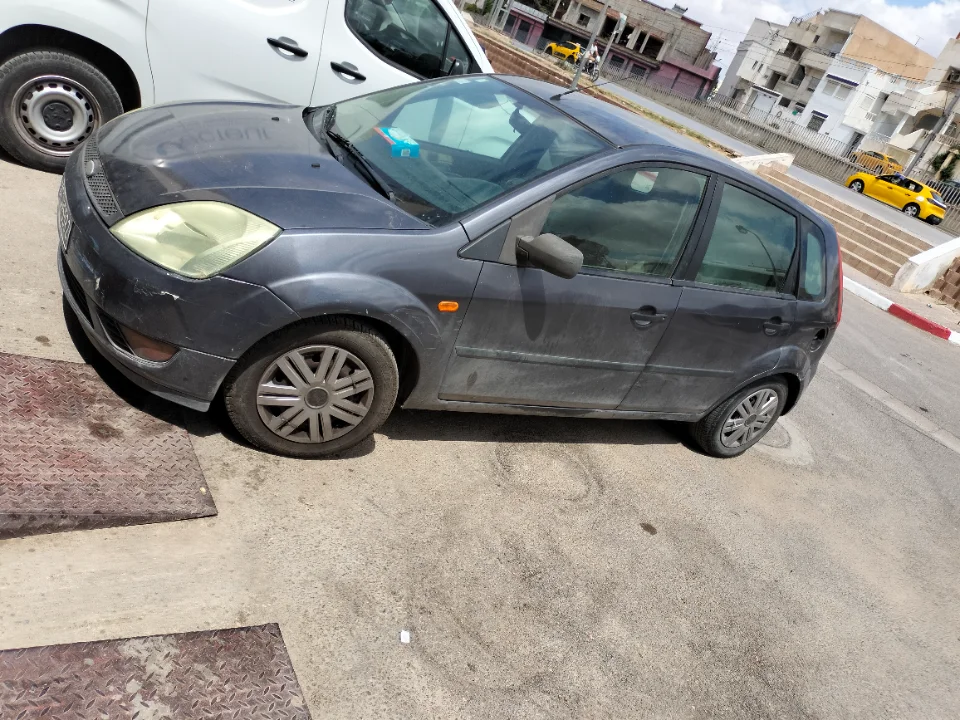 Ford FIESTA - Photo 2