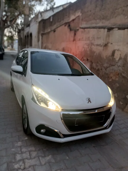 Peugeot 208 - Photo 8
