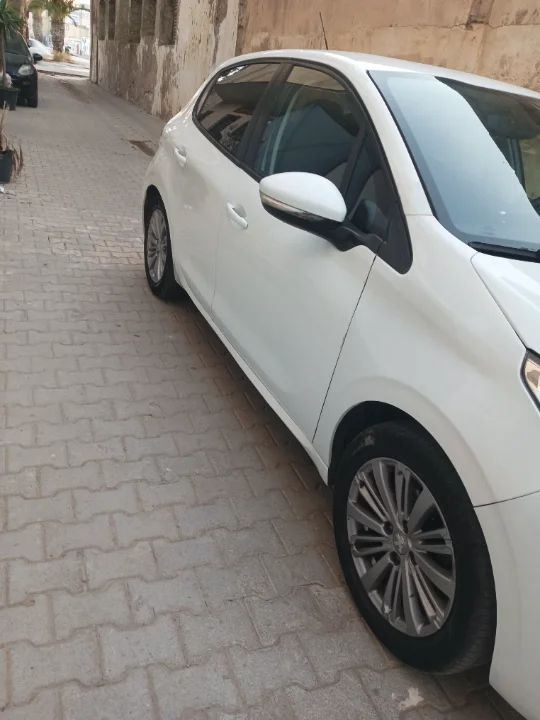 Peugeot 208 - Photo 2