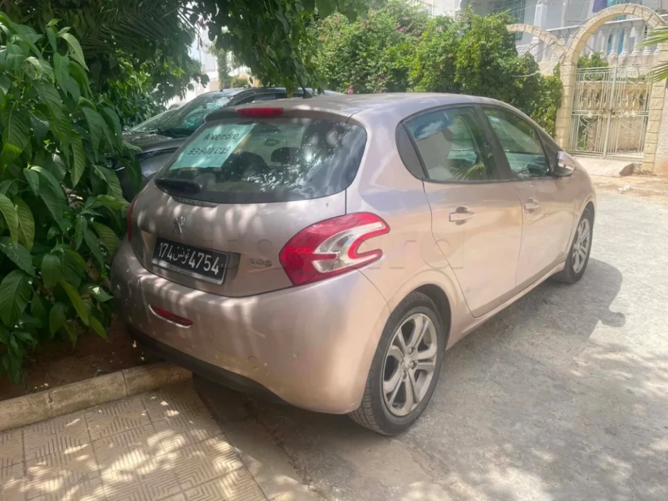 Peugeot 208 - Photo 6